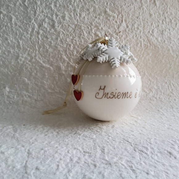 Pallina natalizia con cuori pendenti