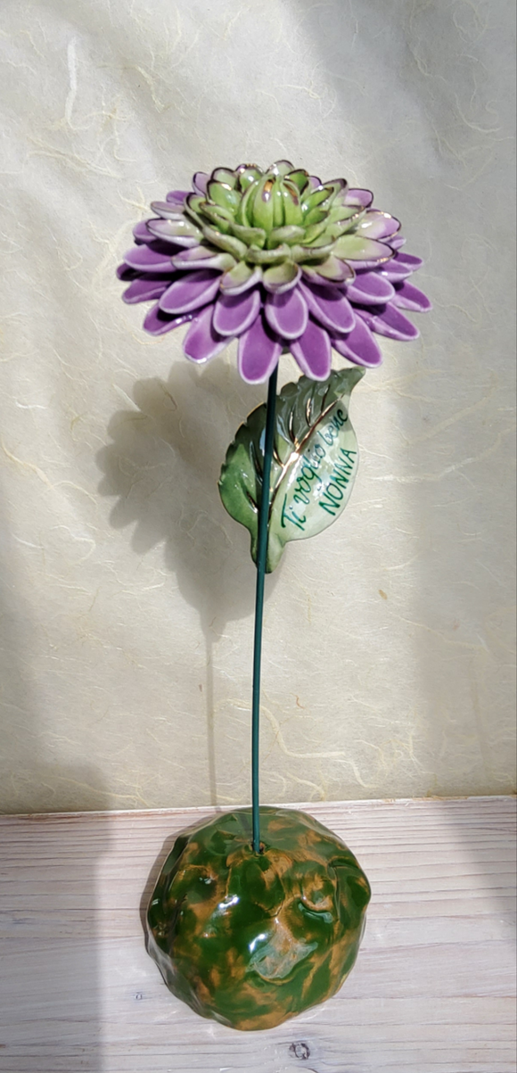 Fiore 3d con riflessi dorati.