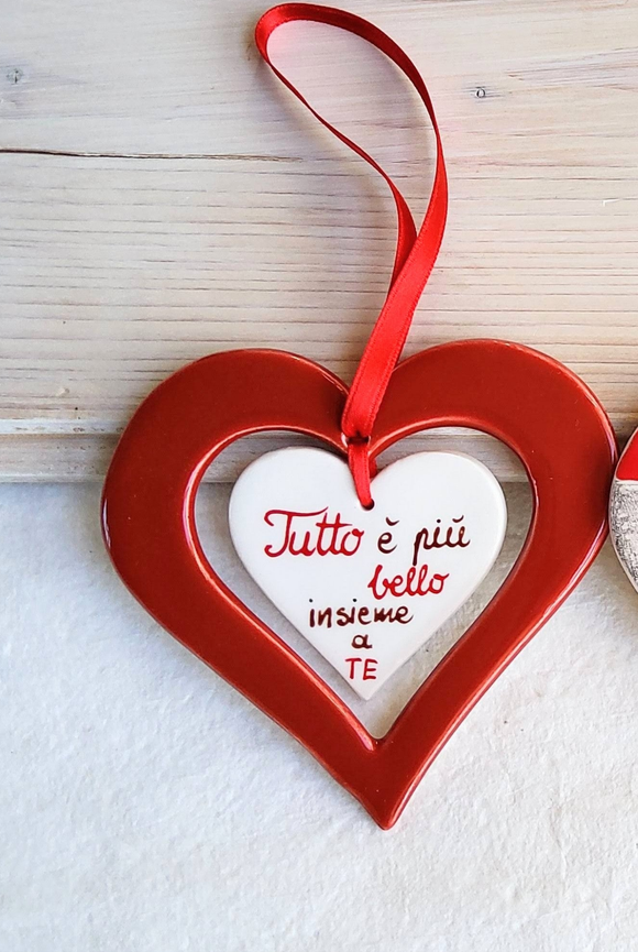 Cuore rosso forato