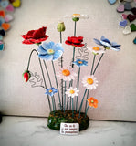 Composizione fiori di campo in ceramica.