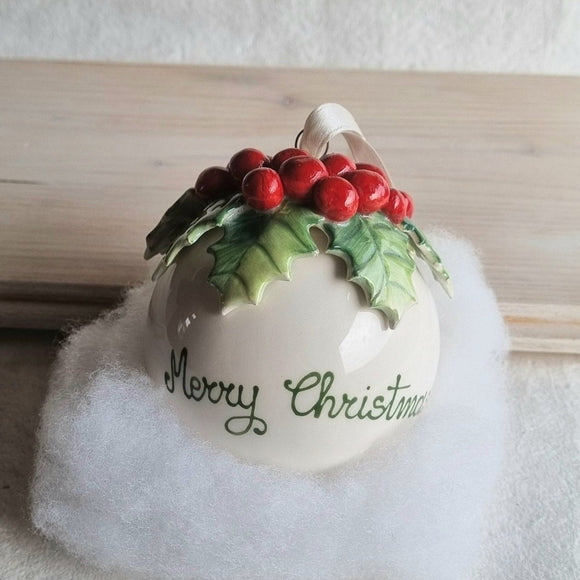 Palla di Natale con agrifoglio e bacche rosse