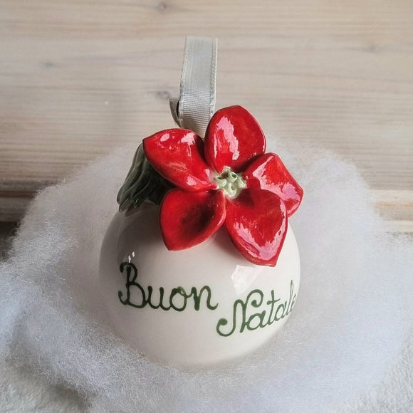Palla di Natale con agrifoglio, bacche rosse e stella di Natale