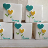 Vasetto con fiori a forma di cuore