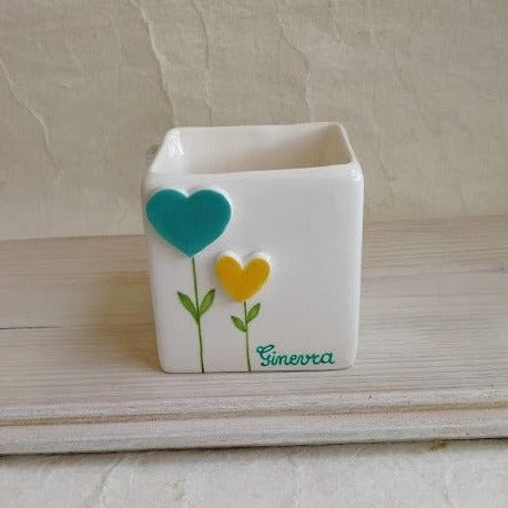 Vasetto con fiori a forma di cuore