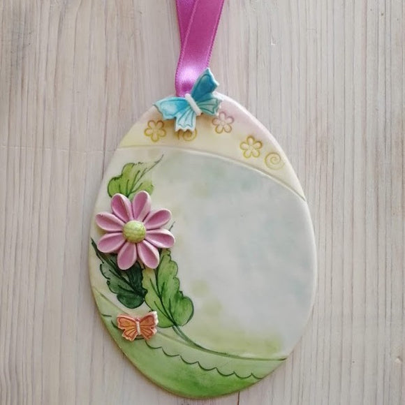 Uovo di Pasqua con fiori