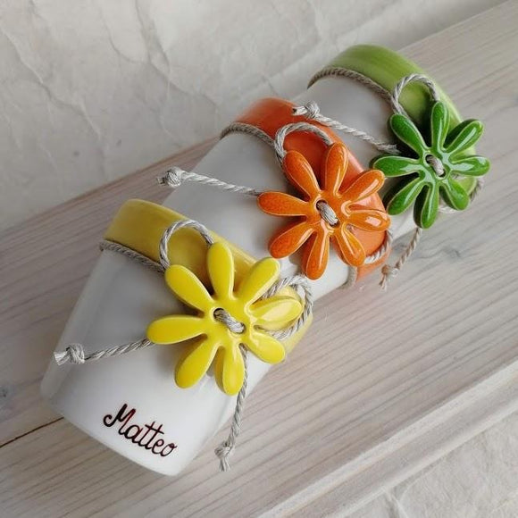 Vasetto con fiore a bottone