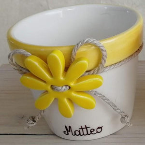 Vasetto con fiore a bottone