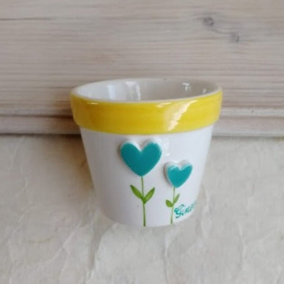 Vasetto con fiori a forma di cuore